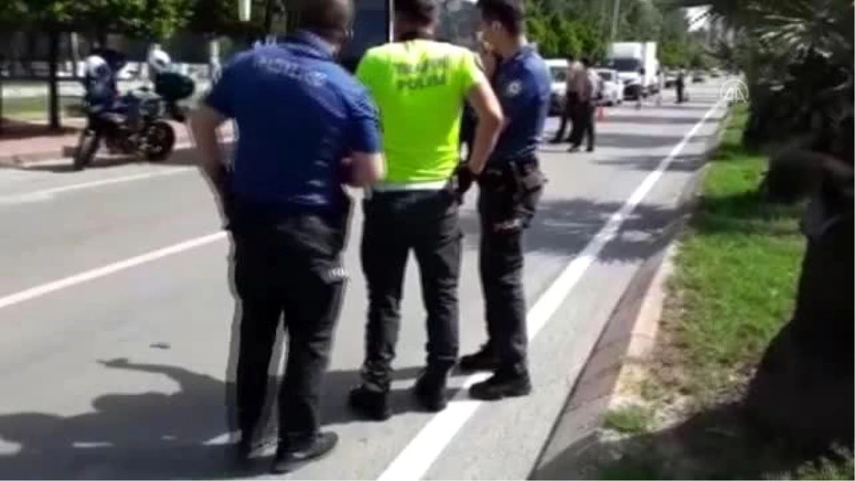 Park halindeki polis otosuna çarpan motosiklet sürücüsü yaralandı