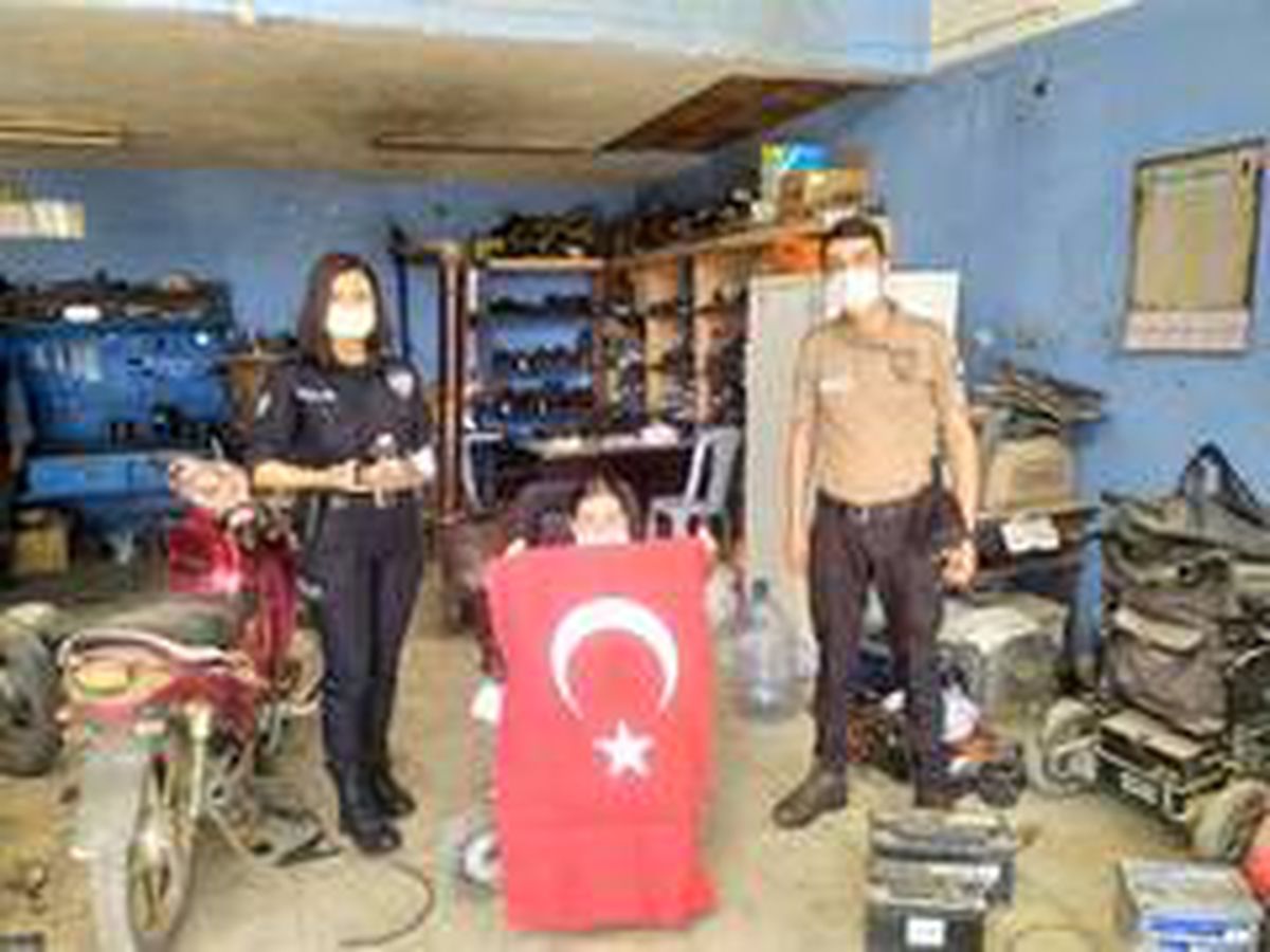 Polislerden engelli kıza kutlama
