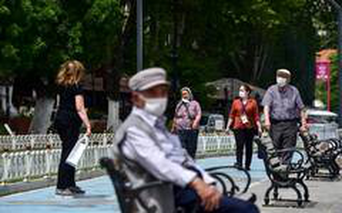 65 yaş ve üstü vatandaşlar İstanbul sokaklarını doldurdu
