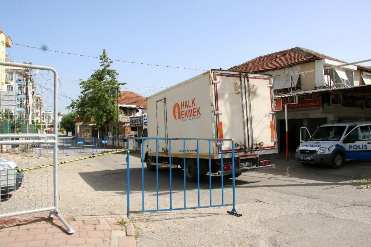 Antalya\'da karantinadaki mahallelere ekmek dağıtıldı