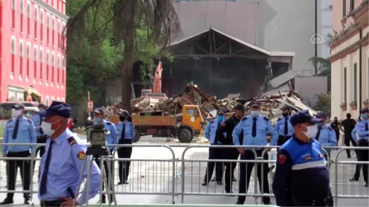 Arnavutluk\'ta tiyatro binasının yıkımında gerginlik