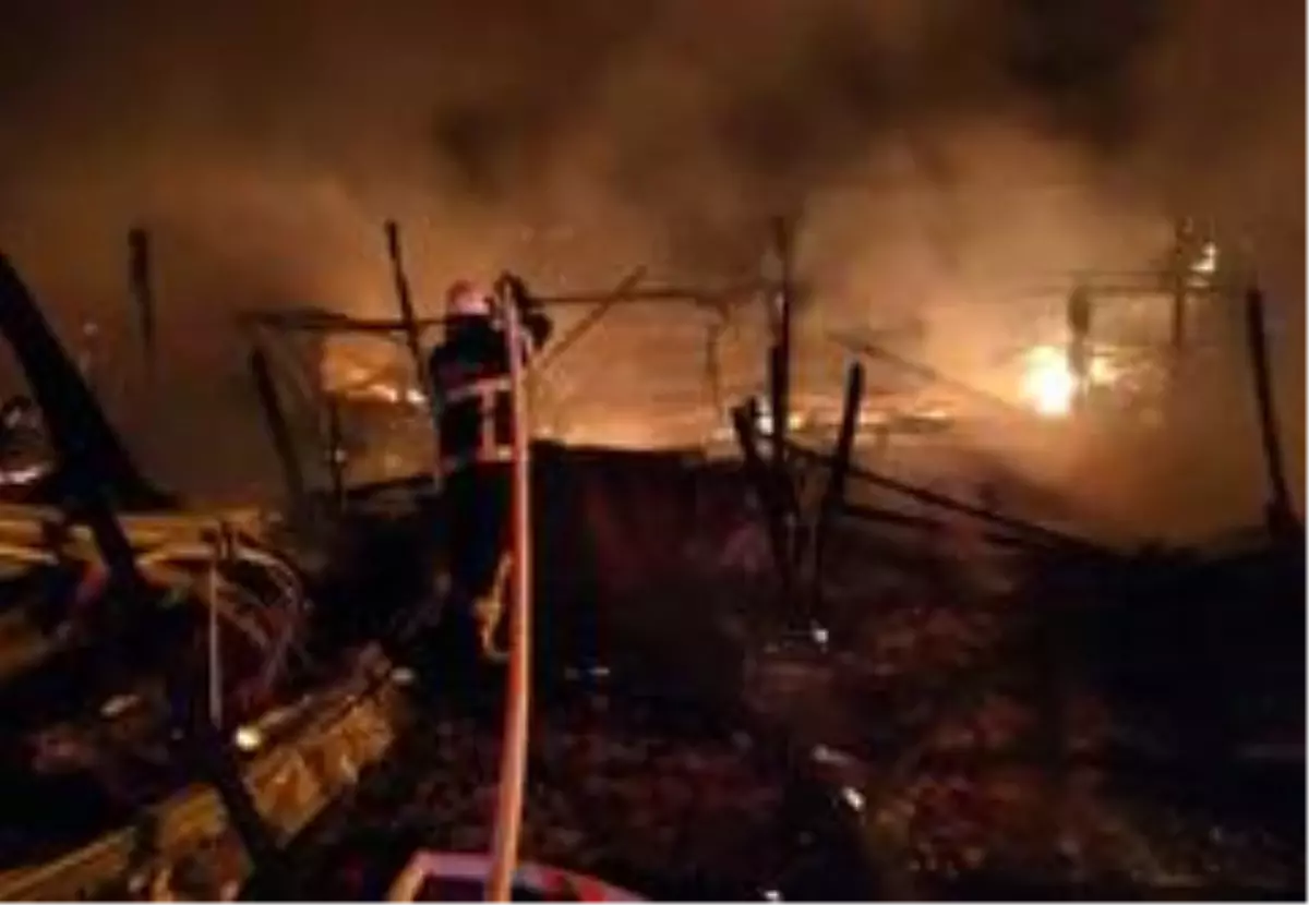 Çıkan yangın lokantayı küle çevirdi