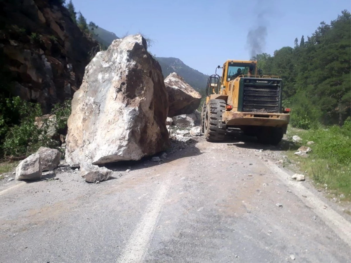 Dev kayaların düştüğü yol trafiğe açıldı