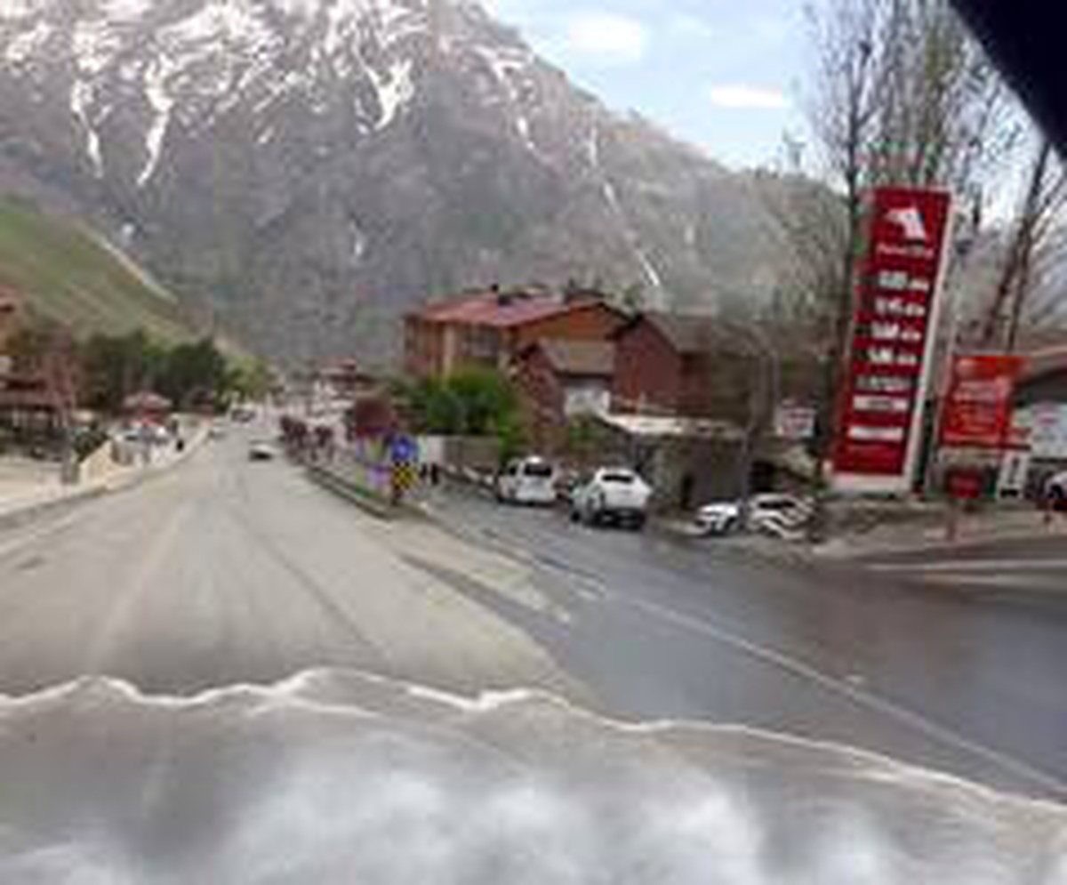 Hakkari\'de yol yıkama çalışmaları sürüyor