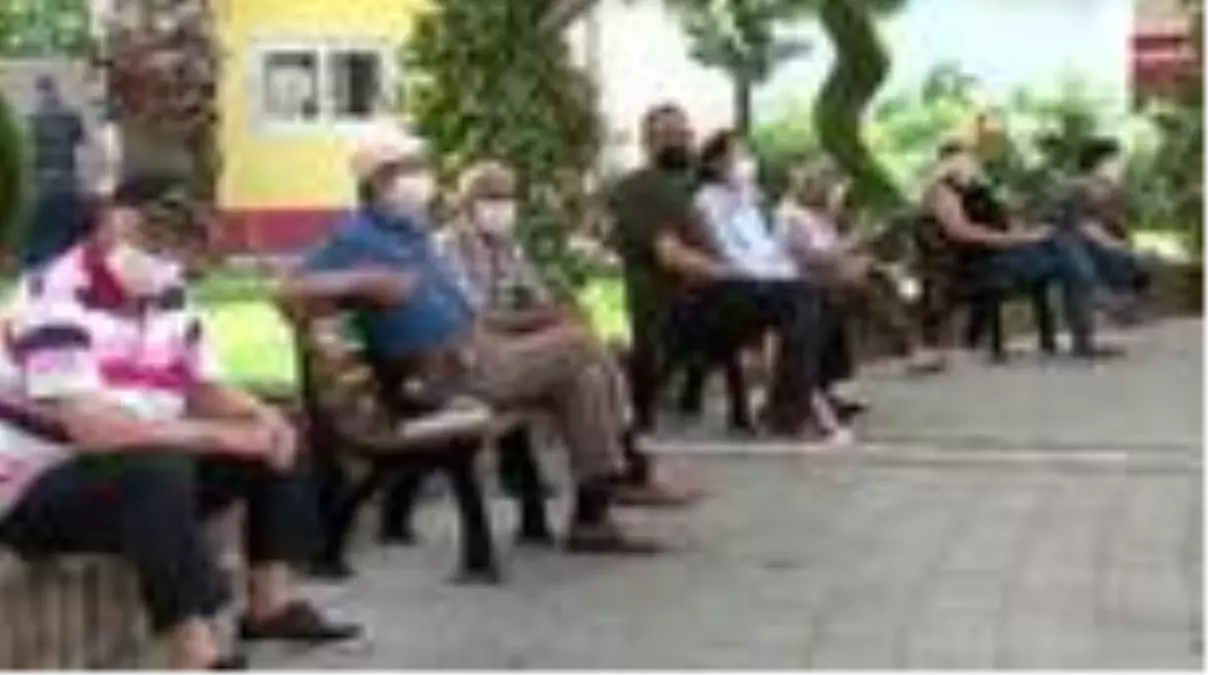 İzmir\'de 65 yaş ve üstü vatandaşlar yeniden sokağa çıktı