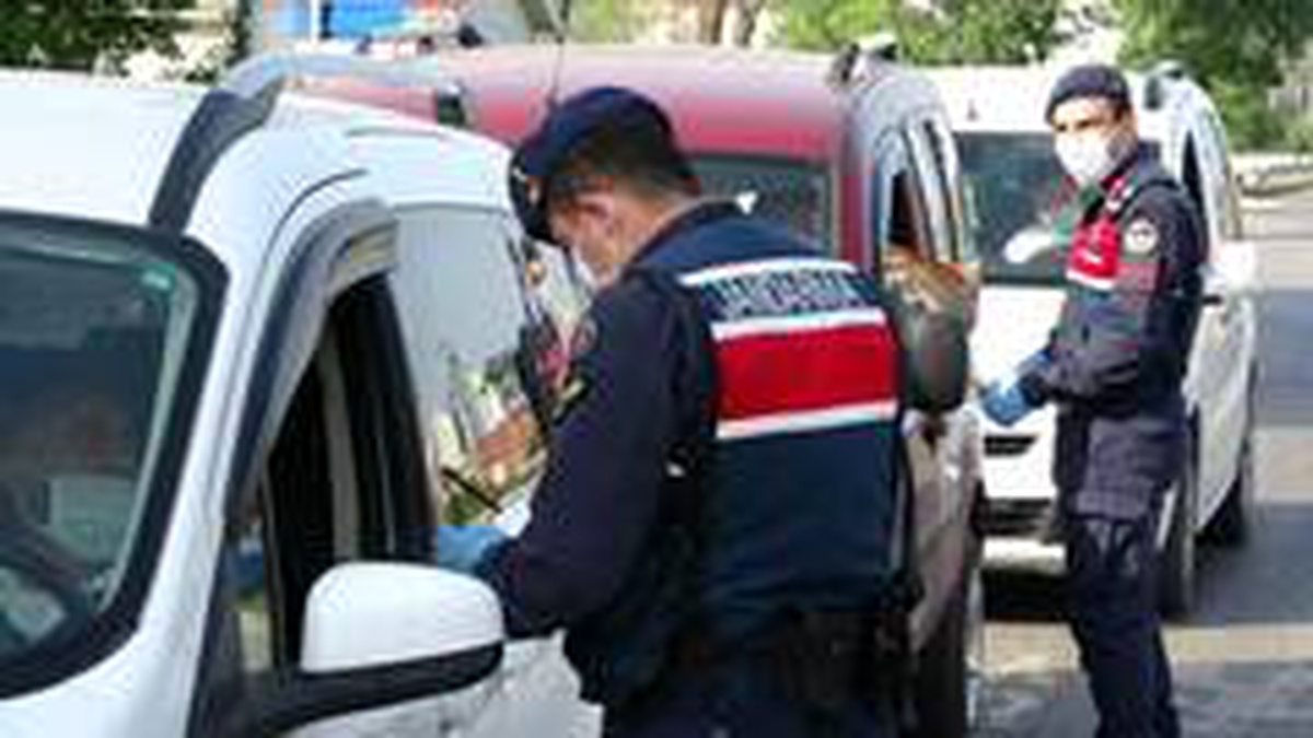 Jandarma ve polisten maske ve izin belgesi denetimi