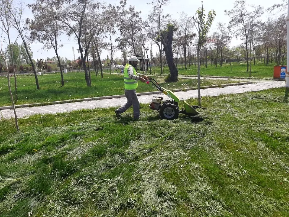 Kısıtlamada park ve bahçe çalışmaları sürüyor