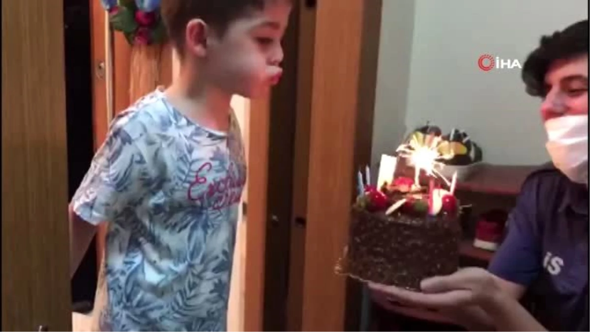 Maltepe\'de polisten 6 yaşındaki çocuğa doğum günü sürprizi