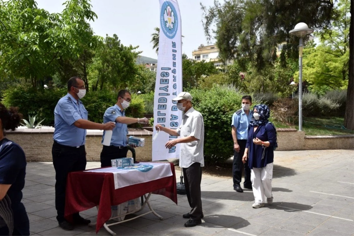 Manisa\'da yaşlılar için 40 bin adet hijyenik maske dağıtıldı