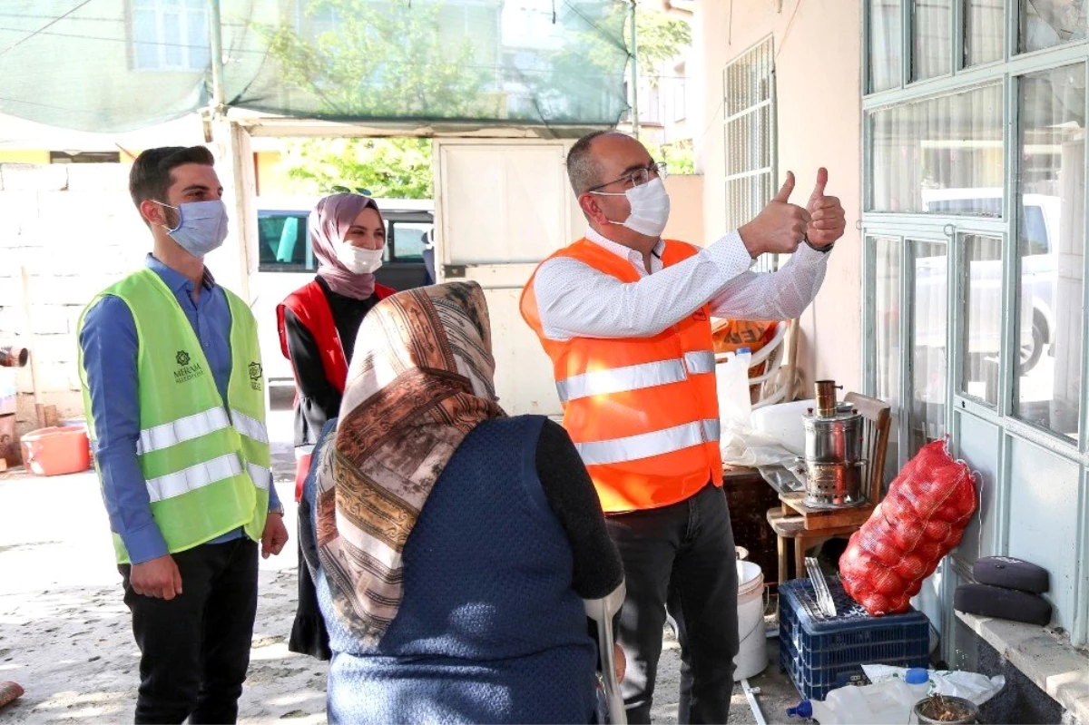 Meram\'da yalnız yaşayan büyüklerin iftar yemeklerini Başkan Kavuş dağıttı