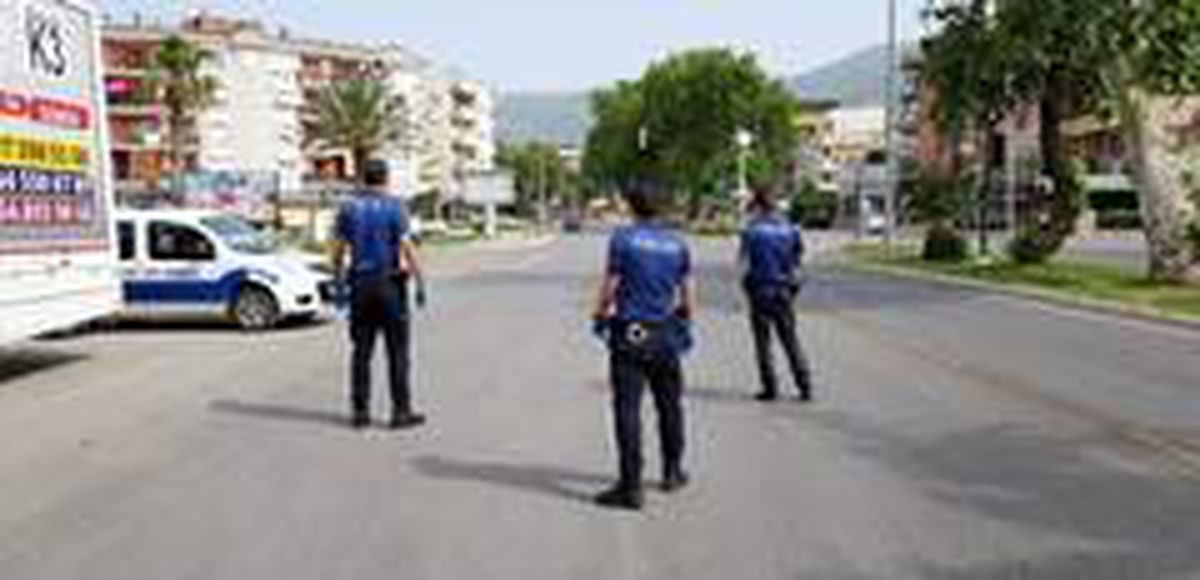 Polis, kısıtlamaya uymayanlara ceza uyguluyor