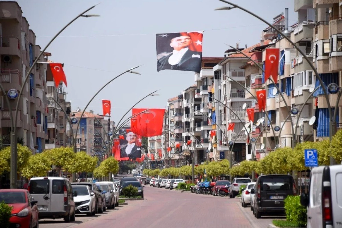 Salihli\'nin cadde ve sokakları bayraklarla donatıldı