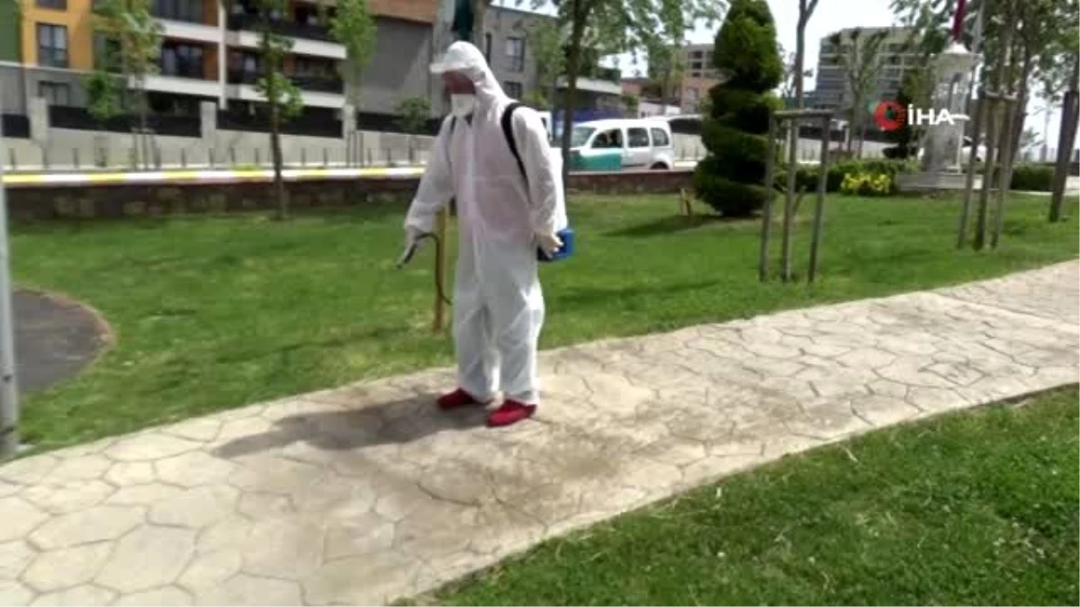Sancaktepe\'de parklar 65 yaş üstü vatandaşlar için dezenfekte edildi