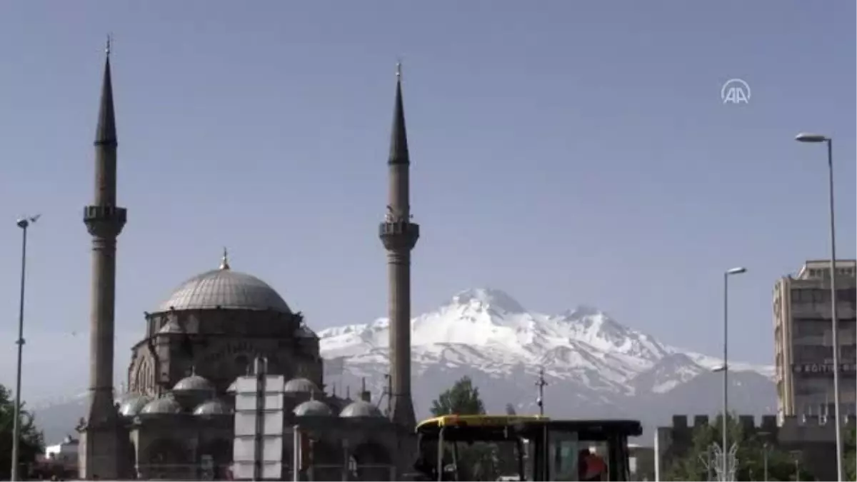 Sokağa çıkma kısıtlamasıyla cadde ve sokaklar boş kaldı