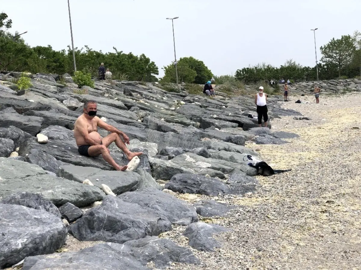 Sosyal mesafeli güneşlendiler, yasağa rağmen denize girdiler