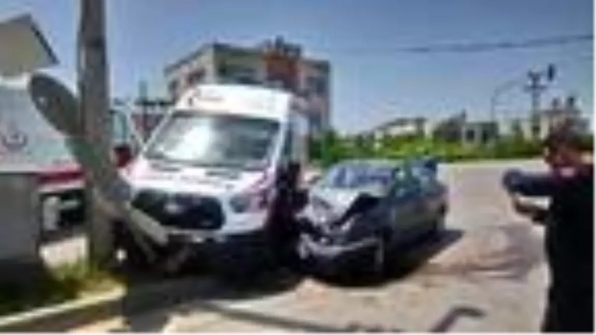 Ambulans ile otomobil çarpıştı: 3\'ü sağlık çalışanı 4 yaralı