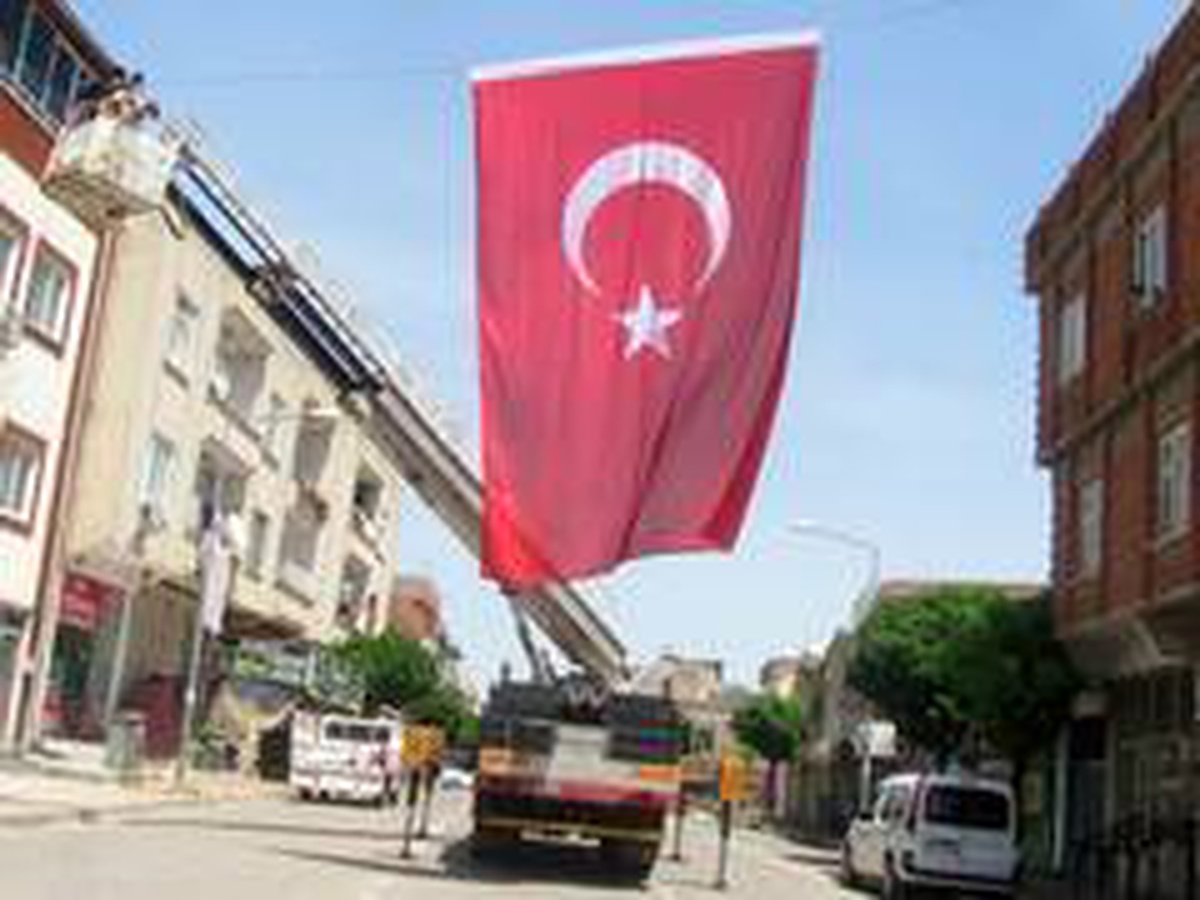 Araban Türk bayraklarıyla süslendi