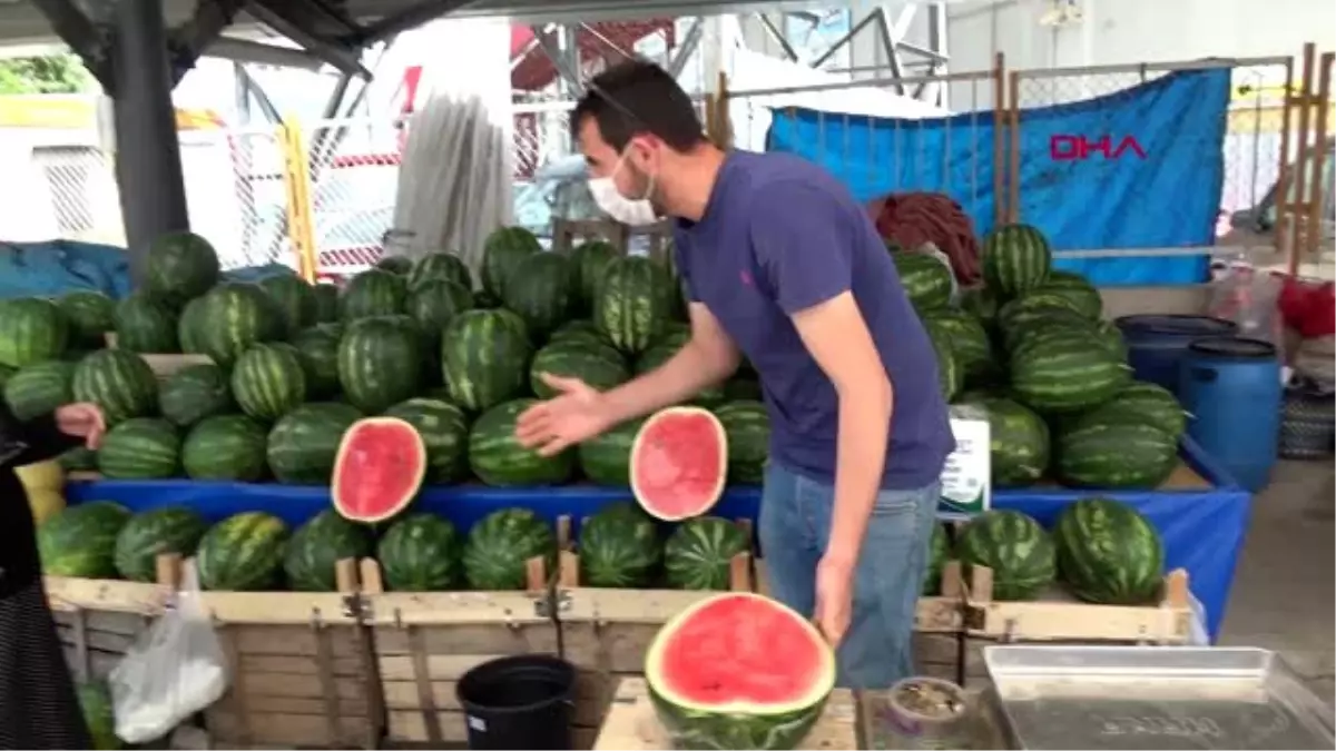 BOLU Herkes alabilsin diye karpuzları yarım ve çeyrek olarak satıyor