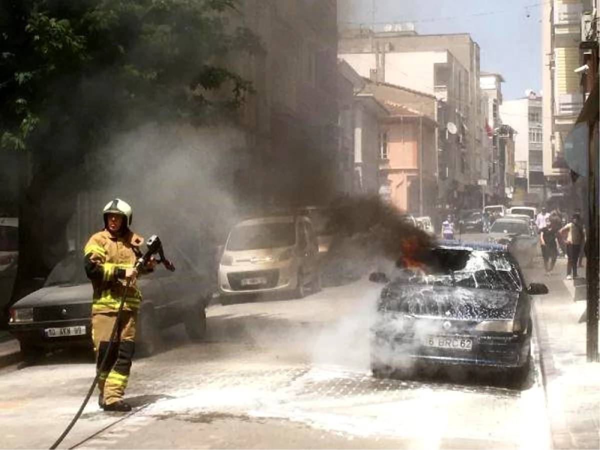 Bursa\'da park halindeki otomobil, alev alev yandı