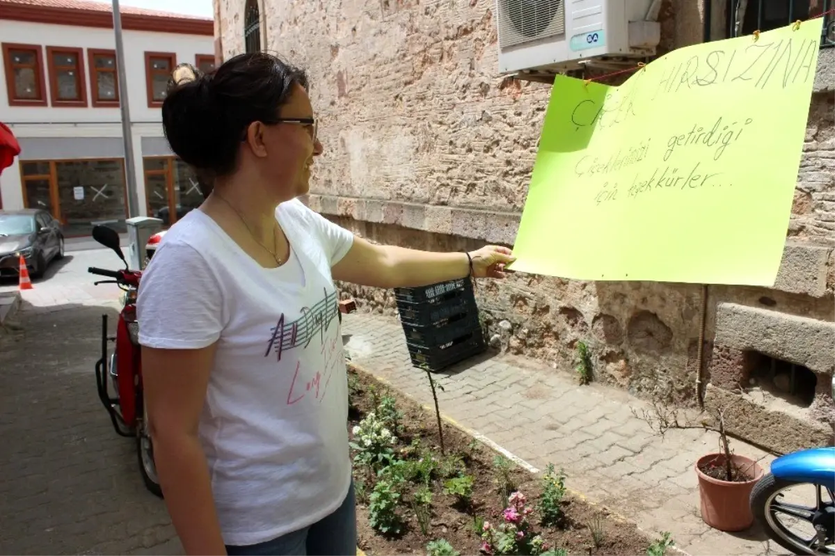 Çiçek hırsızına afişle önce çağrı, sonra teşekkür