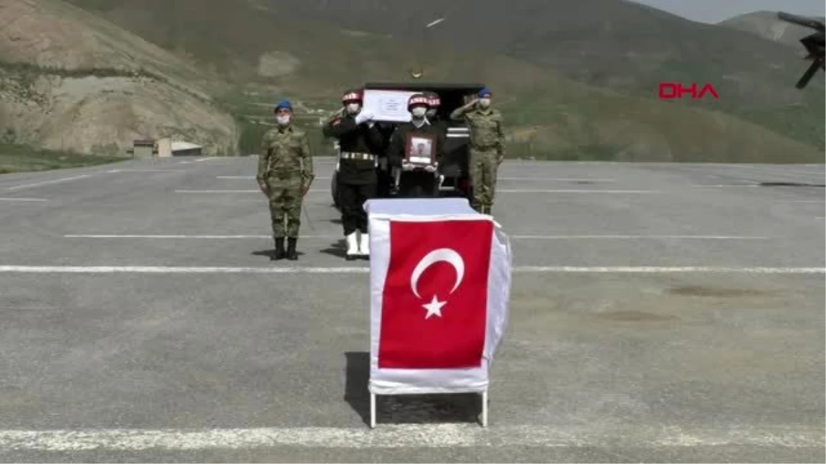 HAKKARİ Şehit asker, Hakkari\'de düzenlenen törenle memleketine uğurlandı