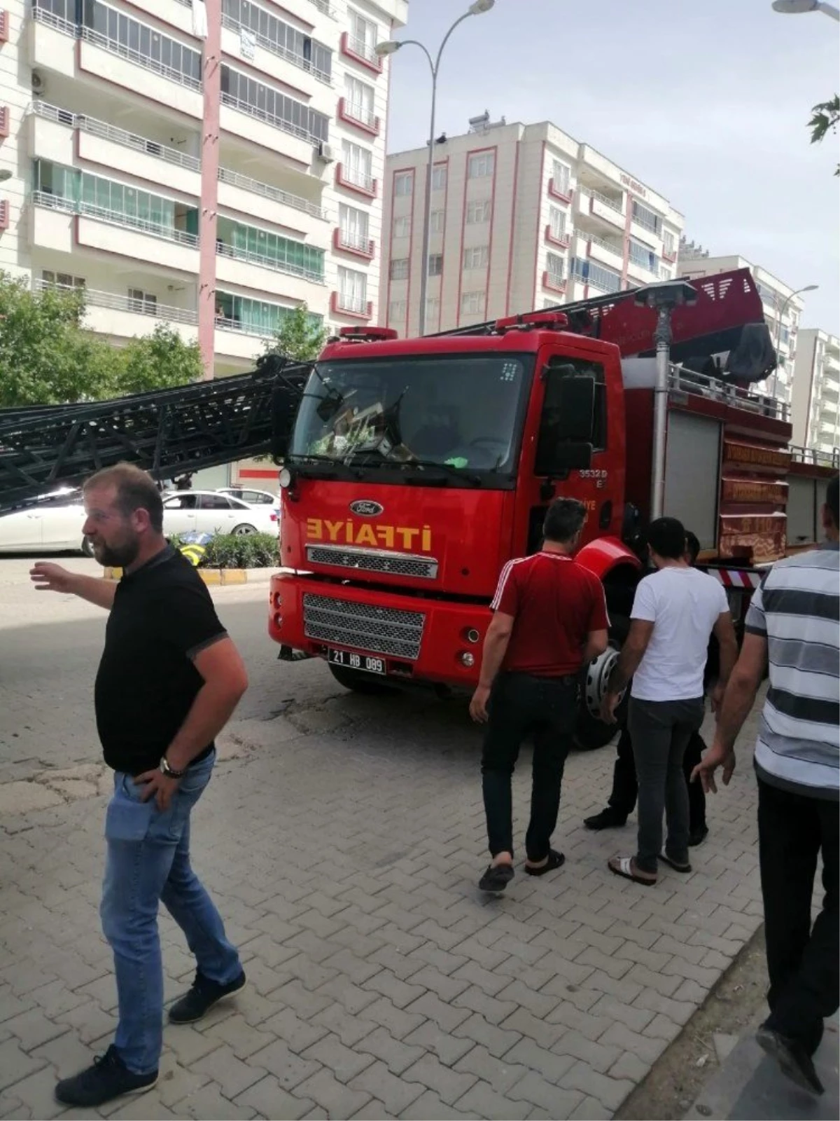 İtfaiyenin merdiveni kırıldı, bayrak asan işçiler yere düştü: 2 yaralı