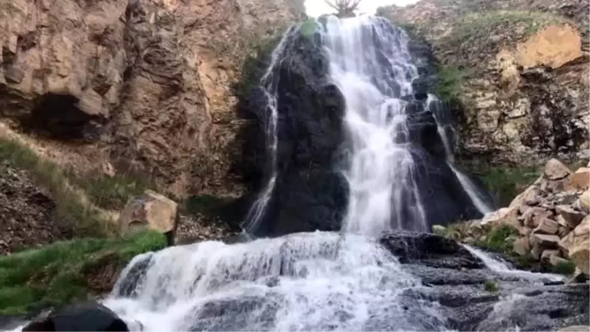 Kışın tamamen donan Susuz Şelalesi ilkbaharda bir başka güzel