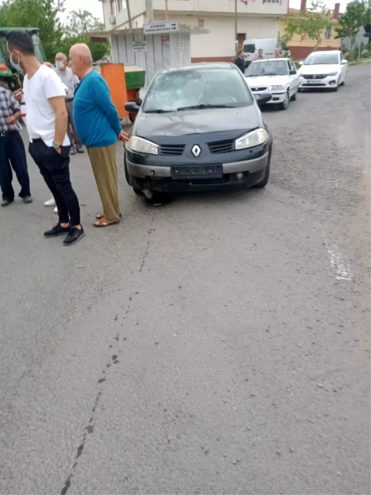 Otomobilin çarptığı motosikletteki 2 kişi yola savruldu