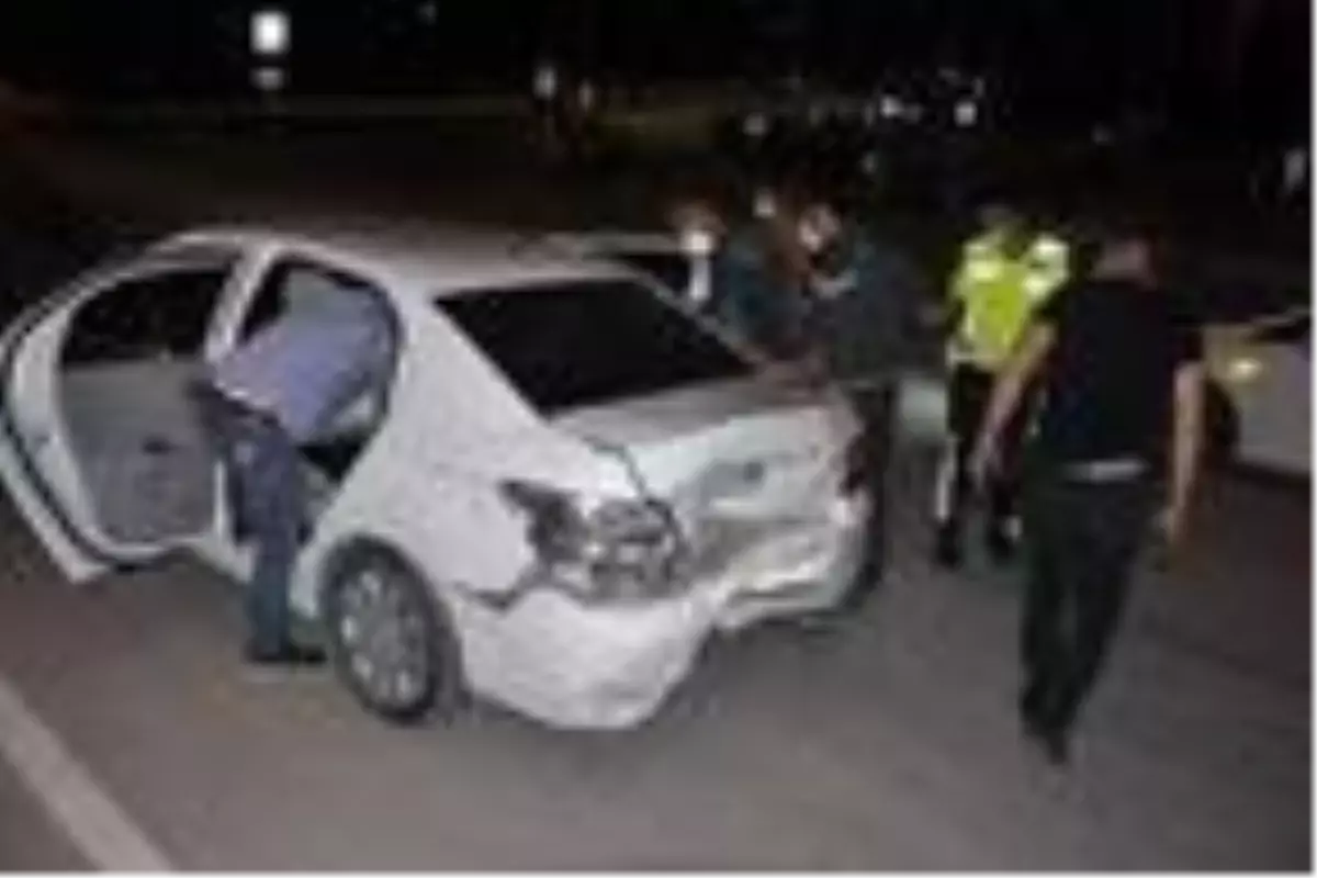 Polisin \'Dur\' ihtarına uymayan sürücü, 2 araca çarpıp yakalandı