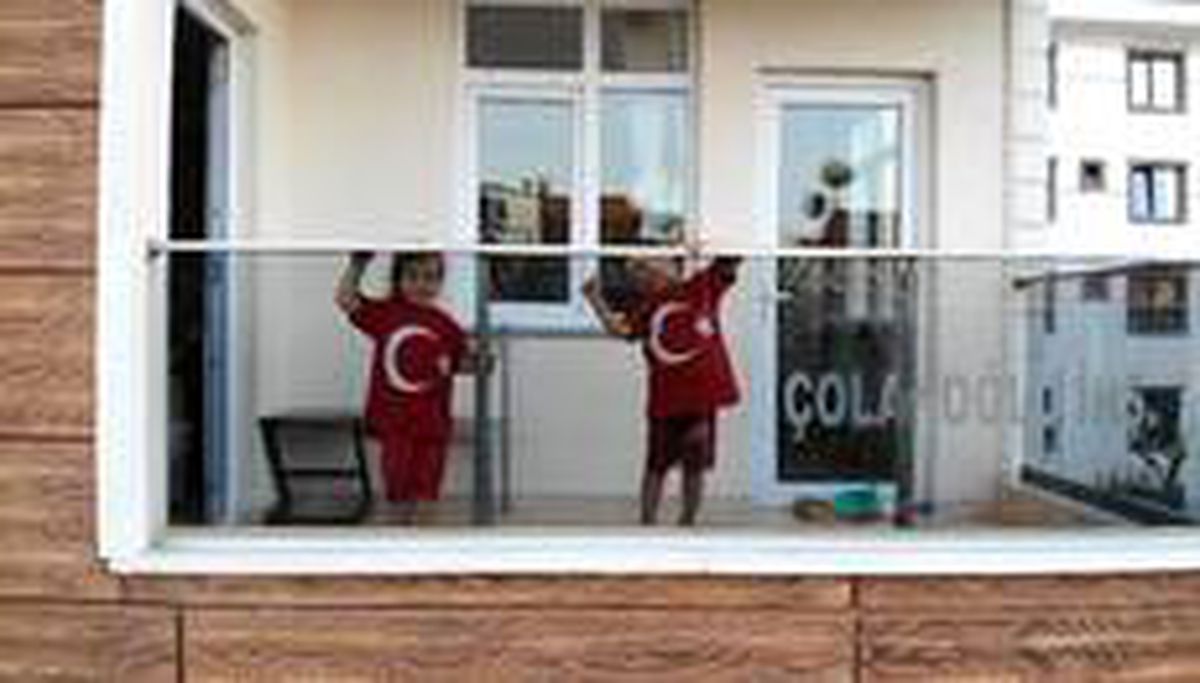 19 Mayıs balkonlarda coşkuyla kutlandı