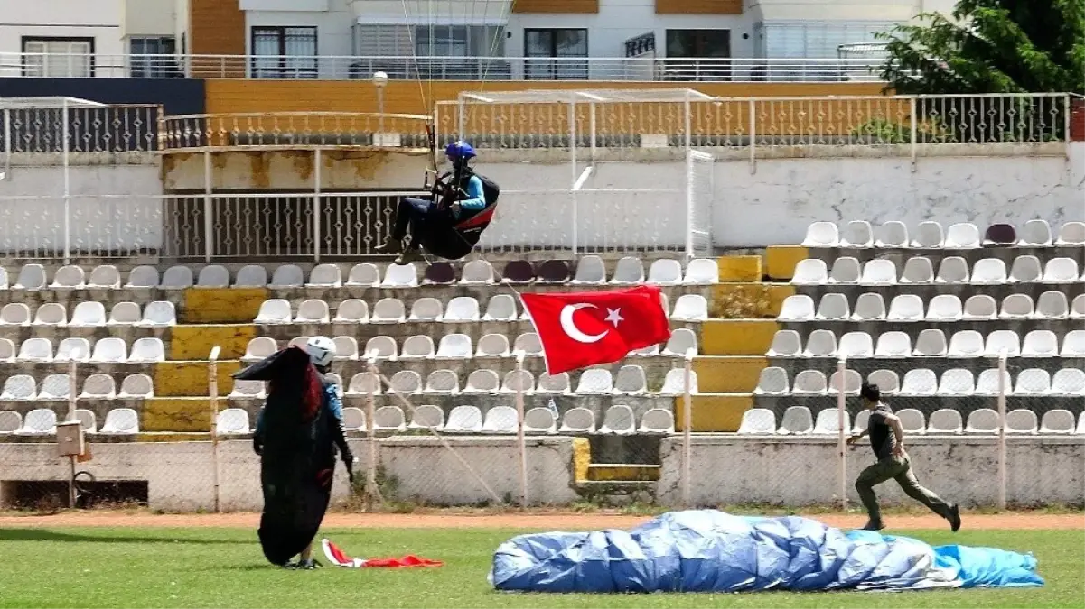 19 Mayıs için havalandı, ağaç dallarına takıldı