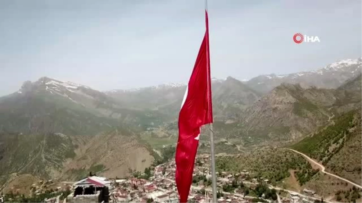19 Mayıs\'ta Kato Dağı\'nda şehit düşen 10 asker anısına dev Türk bayrağı dikildi