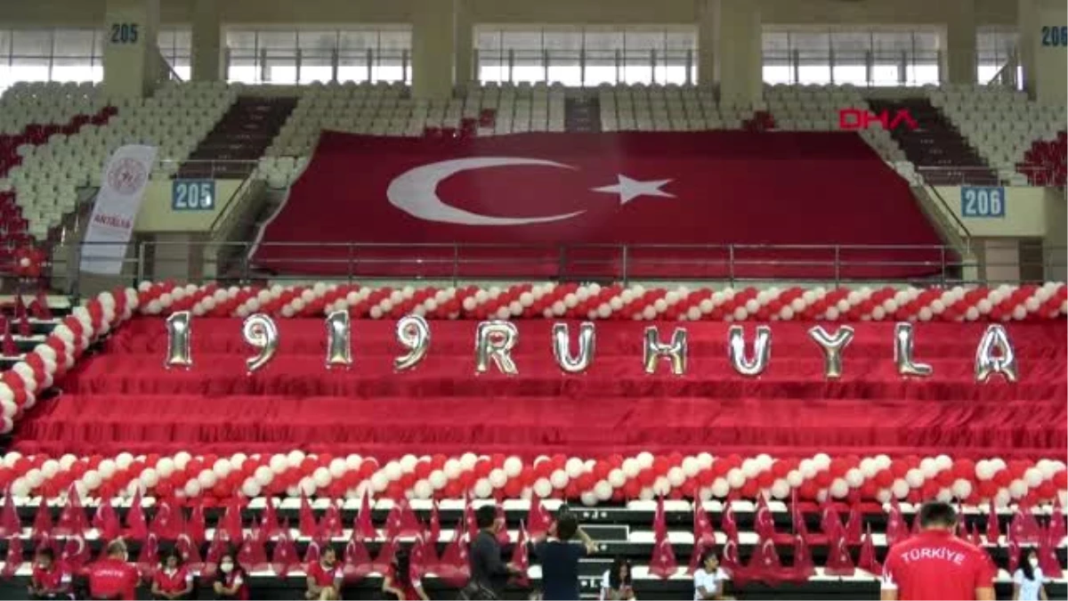 ANTALYA Milli sporcular 19.19\'da Türk bayrağı açtı