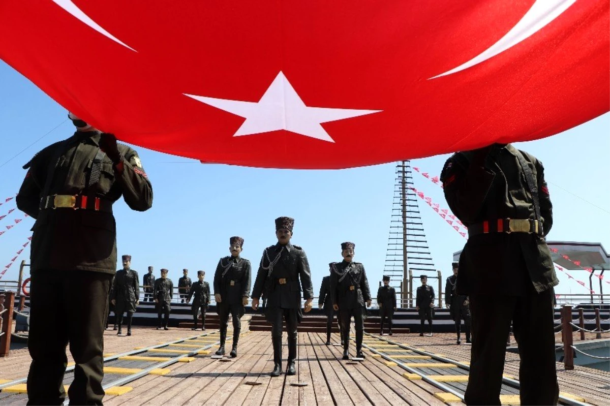 Atatürk\'ü temsil eden bayrak karaya çıkarıldı