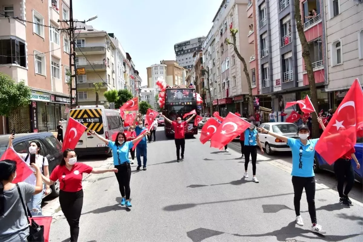 Avcılar\'da 19 Mayıs coşkusu balkonlara taşındı