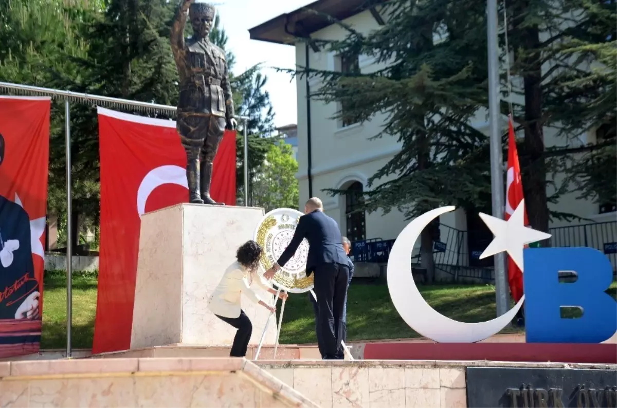 Bilecik\'te 19 Mayıs kutlamaları Atatürk Anıtı\'na çelenk sunulmasıyla başladı