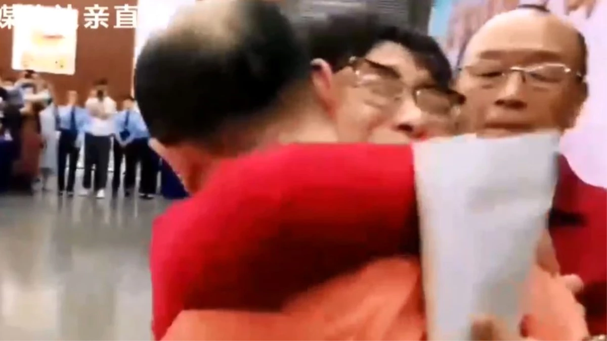 Çinli aile, 2 yaşında kaçırılıp satılan oğullarını 32 yıl sonra Anneler Günü\'nde buldu