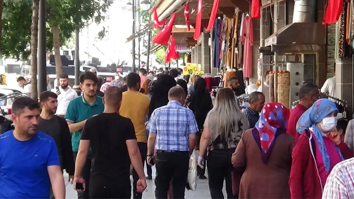 Diyarbakır\'da güneşli havayı gören vatandaşlar sokağa çıktı