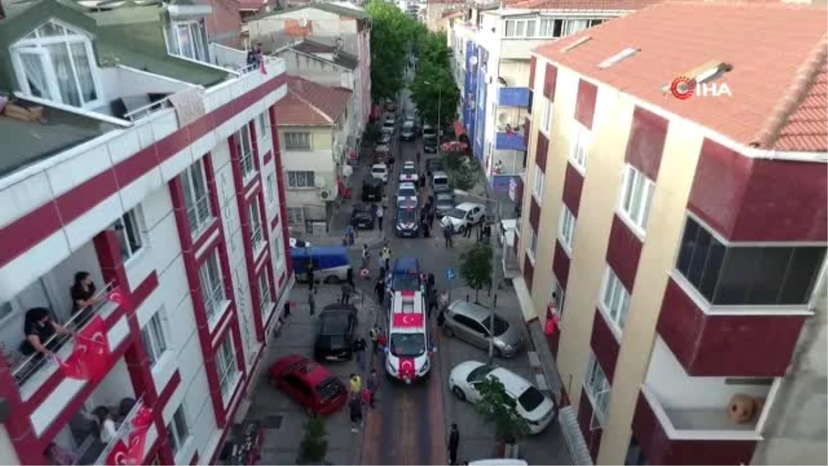 Gaziosmanpaşa\'da saat 19.19\'da tüm balkonlardan İstiklal Marşı sesleri yükseldi