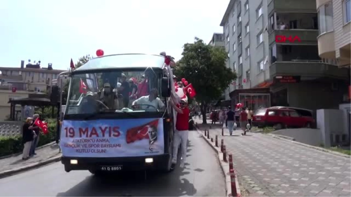 Gebze\'de üstü açık otobüsle bandolu 19 Mayıs kutlaması