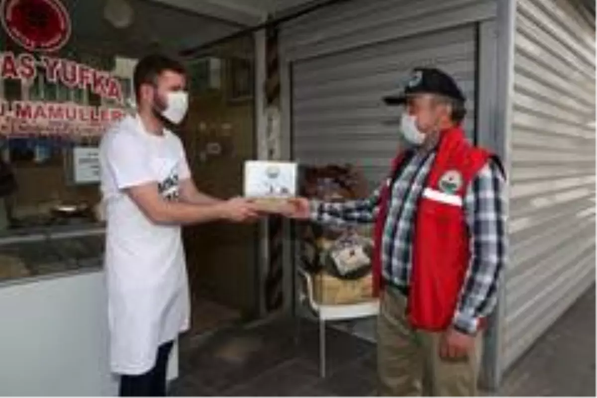 Gölbaşı Belediyesi vatandaşlara ve esnafa bayrak dağıttı