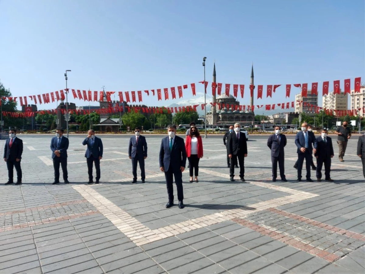 Kayseri\'de 19 Mayıs kutlamaları kapsamında Atatürk Anıtına çelenk bırakıldı