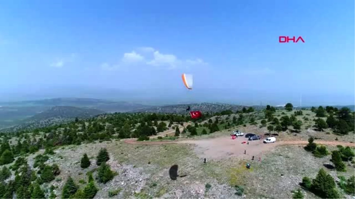 KONYA Paraşütçüler, Beyşehir semalarında Türk bayrağı açtı