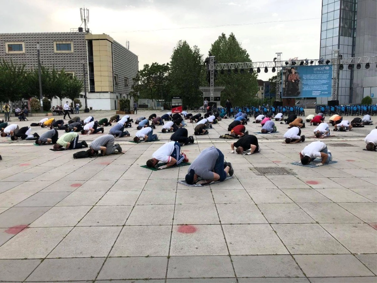 Kosova\'da camilerin ibadete açılmaması protesto edildi