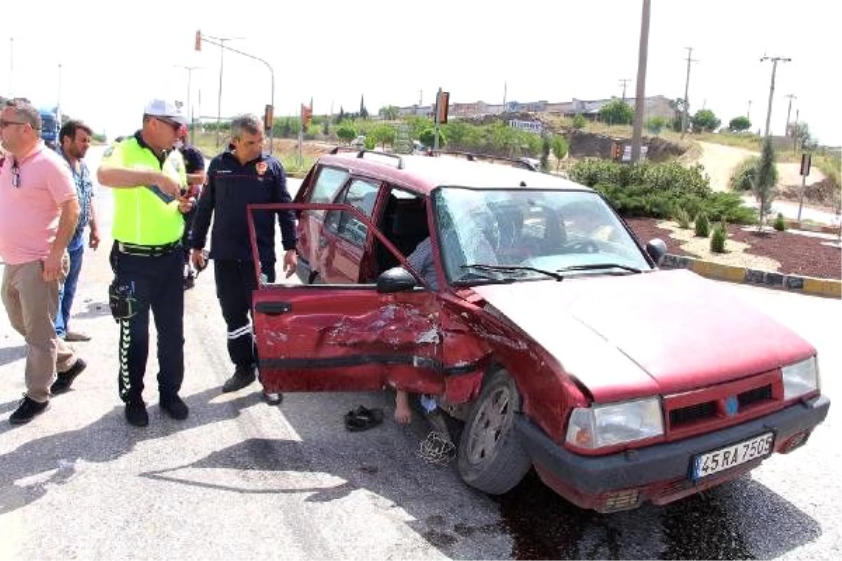 Kula\'da otomobiller çarpıştı: 4 yaralı