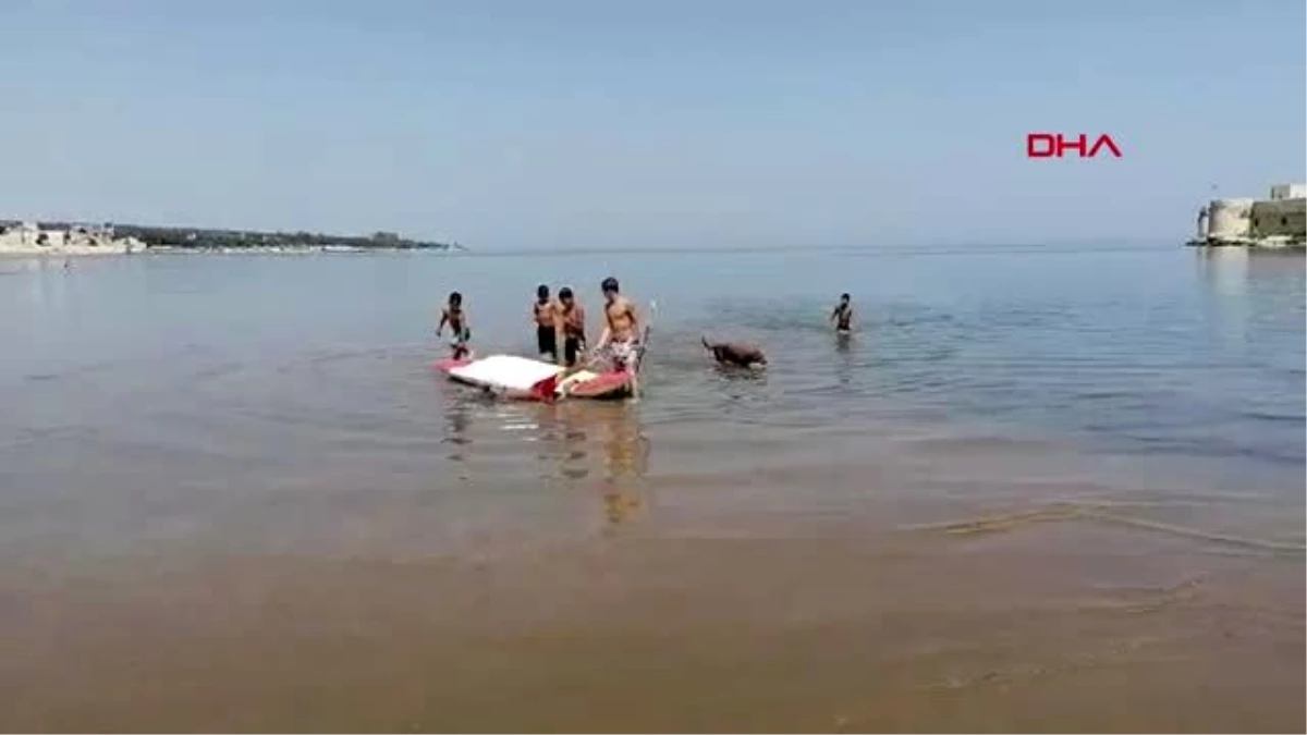 MERSİN Kızkalesi Plajı\'nda çocuklar yasağa rağmen denize girdi
