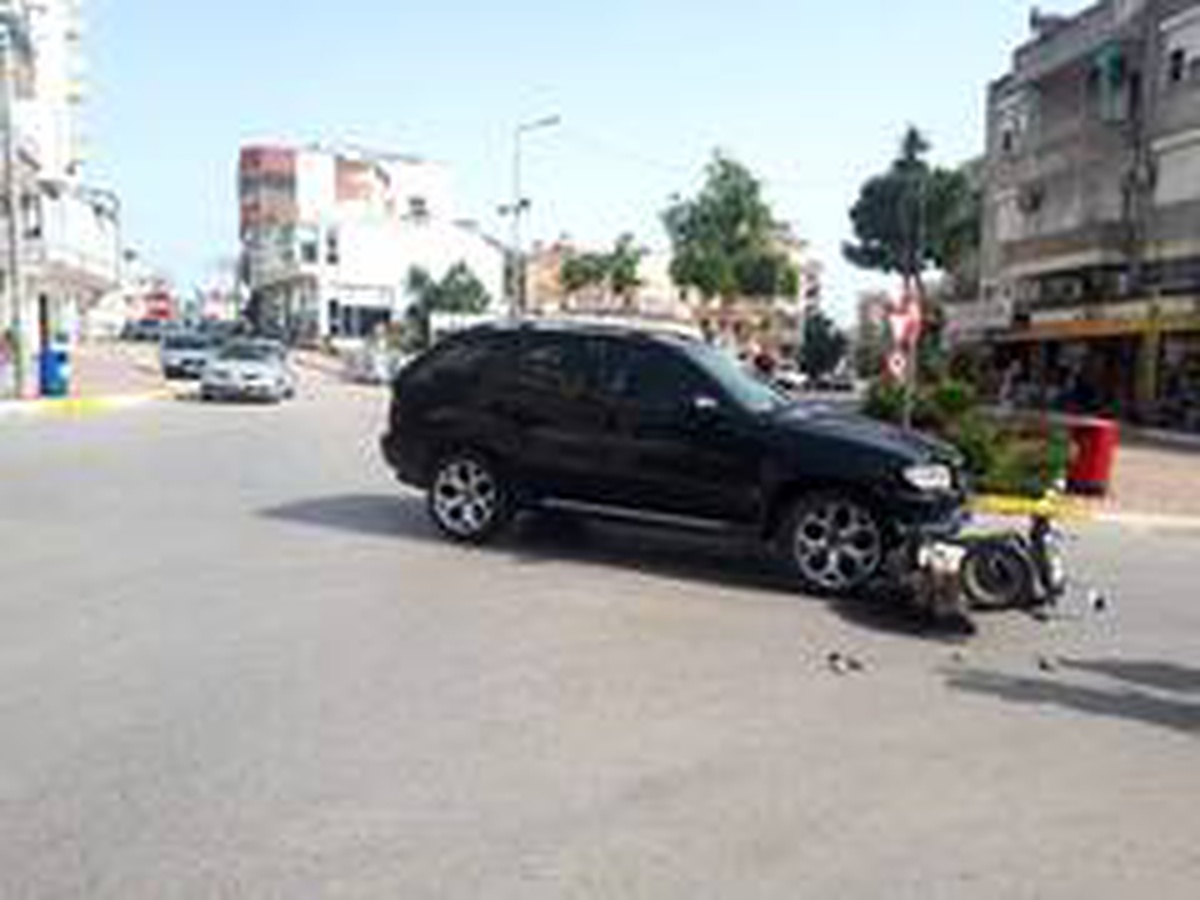 Motosiklet otomobilin altına girdi: 1 yaralı
