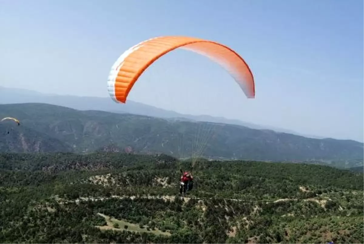 Nallıhan\'da yamaç paraşütü kazasında 2 pilot hafif yaralandı