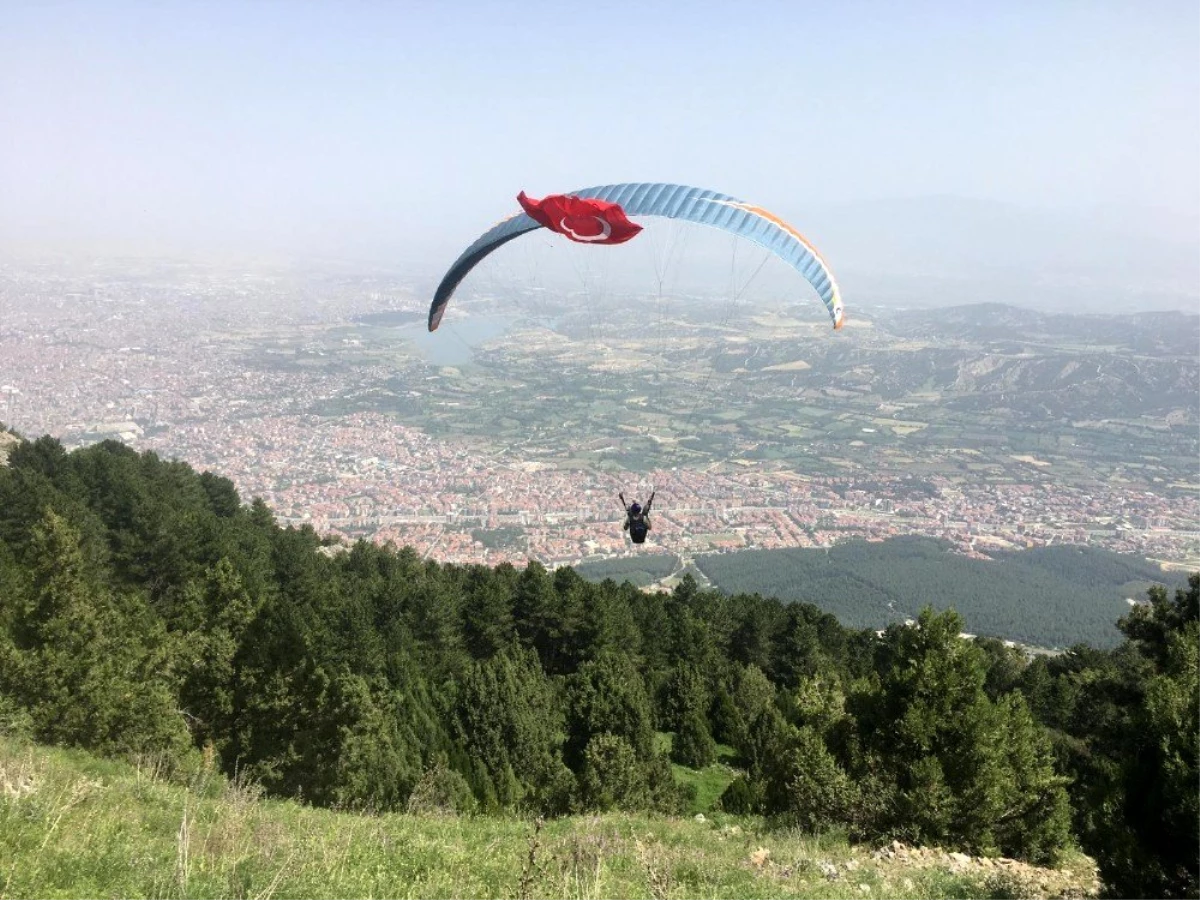 Pamukkale Belediyesi, 19 Mayıs\'ı gökyüzünde bayraklarla kutladı