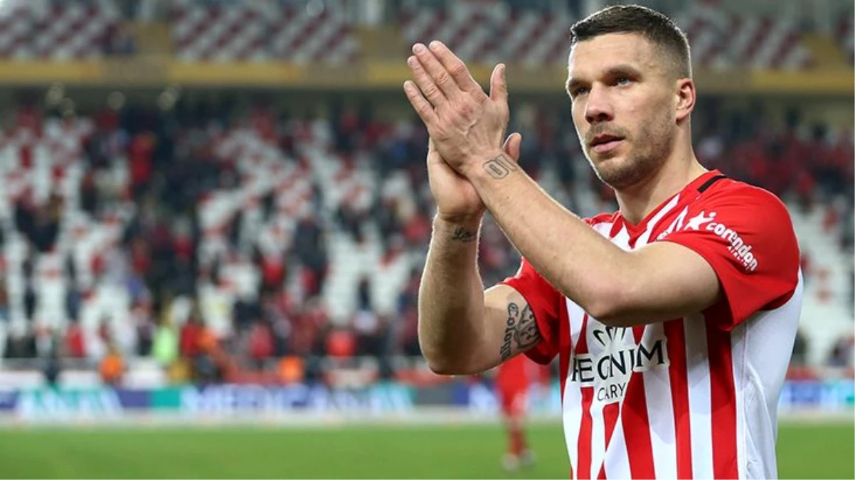 Podolski, sosyal medyadan yaptığı paylaşımla 19 Mayıs\'ı kutladı